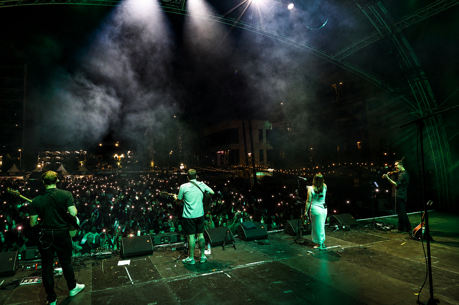 Behind the band, Custom House Square
